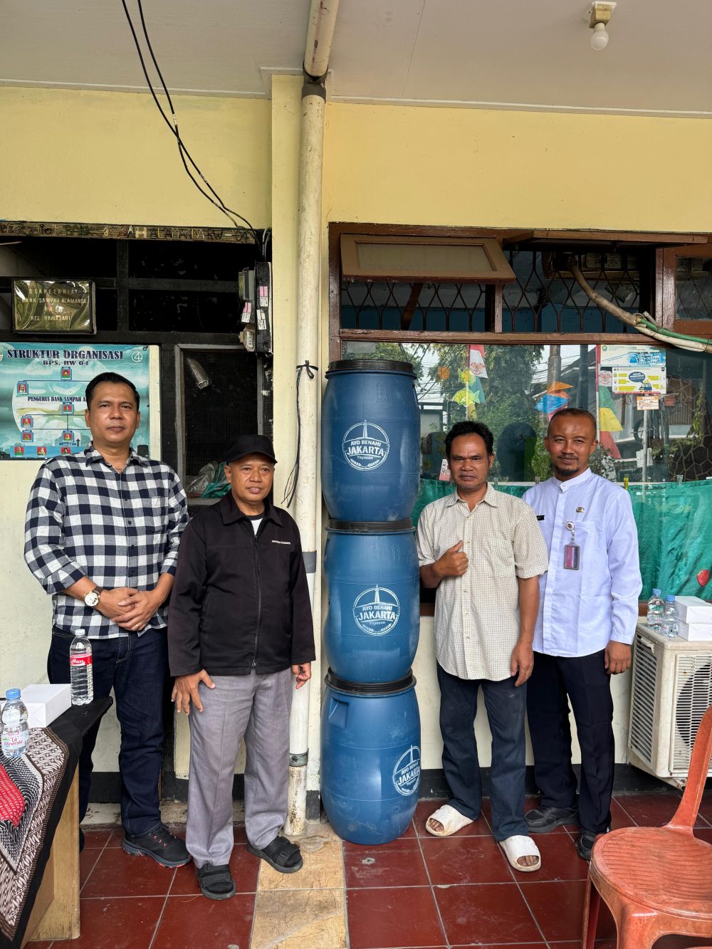 Pengurus yayasan bersama warga dan pengurus RW di samping tong komposter Ayo Benahi Jakarta
