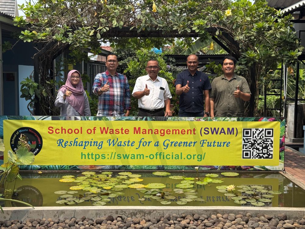 Kunjungan bersama pegiat lingkungan di School of Waste Management (SWAM)